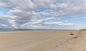 Beach nearby - Extended Stay Ocean View 1BR | 1 Block to Beach | Free Tesla EV Charger (Norfolk)
