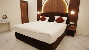 Deluxe Double Room | Desk, laptop workspace, soundproofing, iron/ironing board (on request)