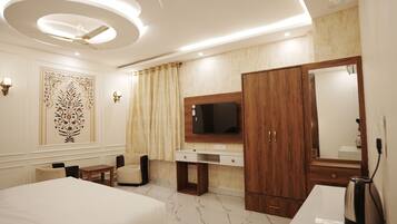 Deluxe Double Room | Desk, laptop workspace, soundproofing, iron/ironing board (on request)