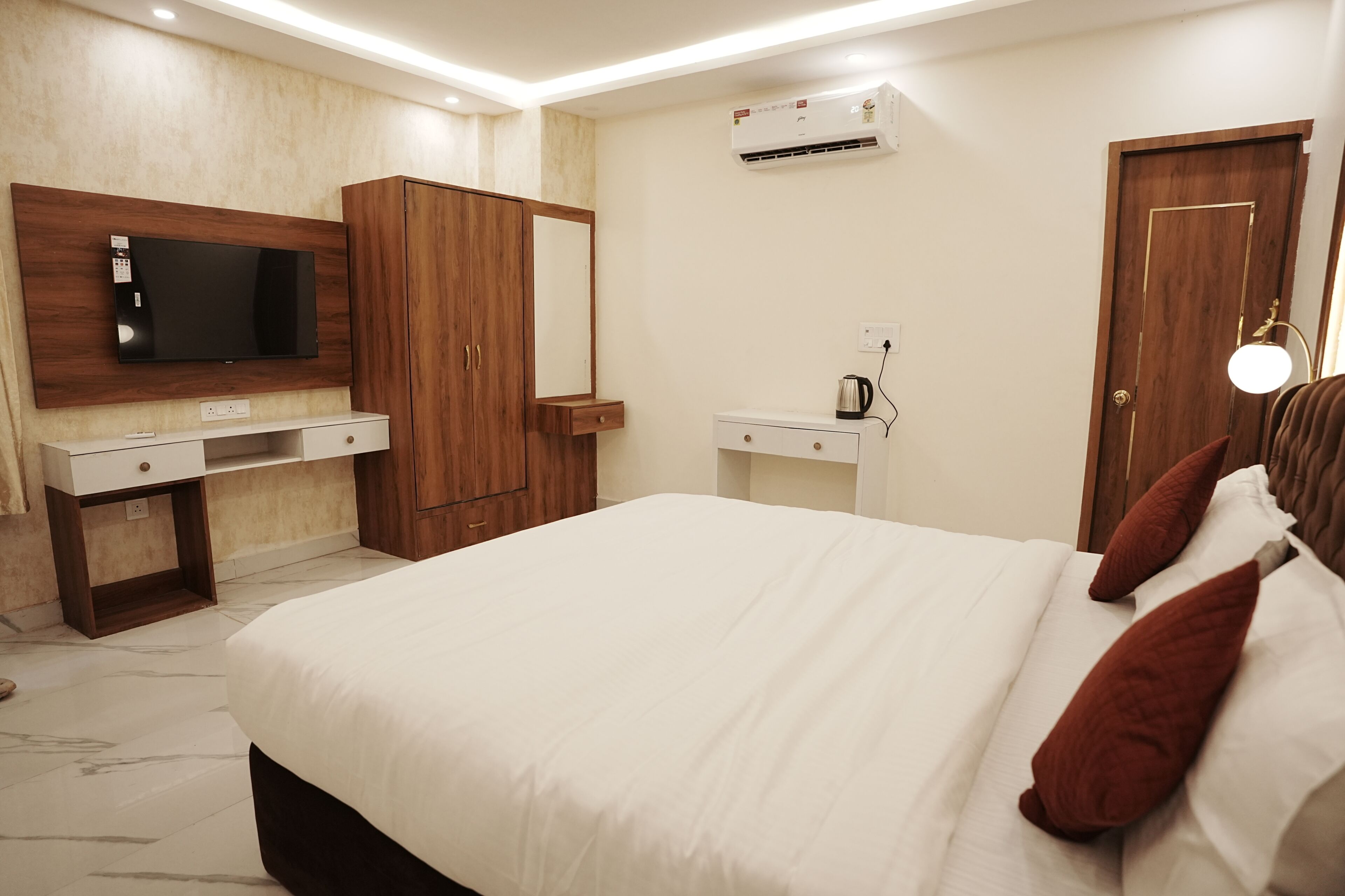 Deluxe Double Room | Desk, laptop workspace, soundproofing, iron/ironing board (on request)