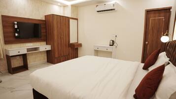 Deluxe Double Room | Desk, laptop workspace, soundproofing, iron/ironing board (on request)