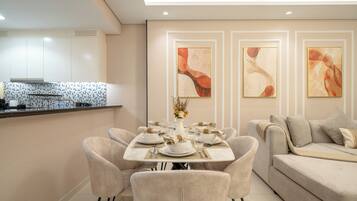 Deluxe Apartment, City View | Dining