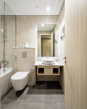 Deluxe-Apartment, Stadtblick | Badezimmer | Kostenlose Toilettenartikel, Haartrockner, Handtücher, Seife