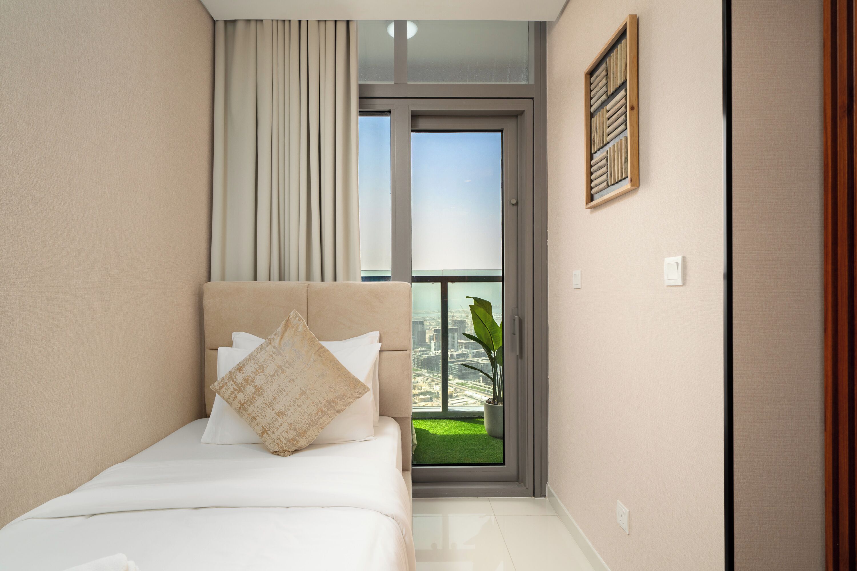 Appartamento Deluxe, vista città | Una cassaforte in camera, tende oscuranti, ferro/asse da stiro