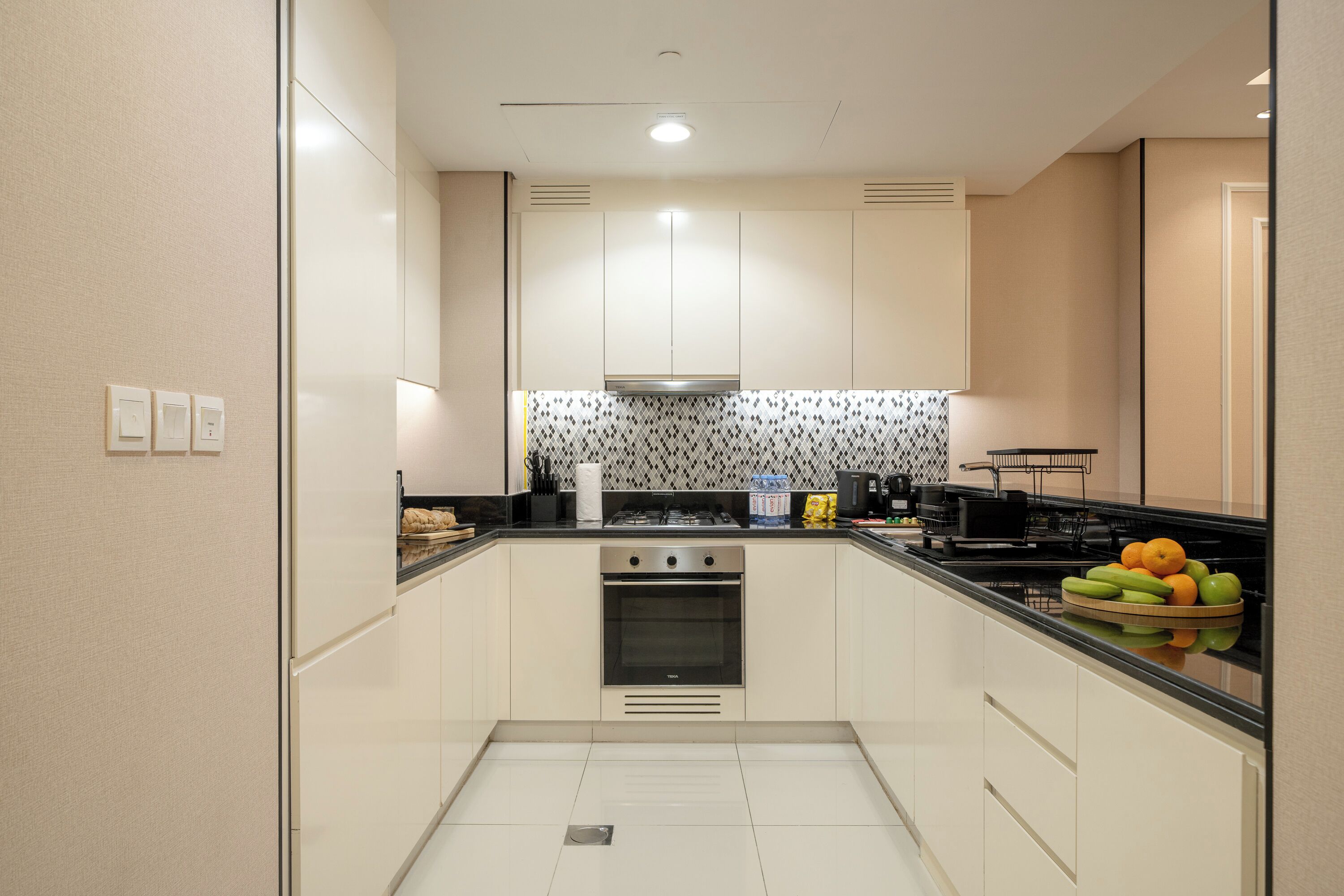 Departamento Deluxe, vista a la ciudad | Cocina privada | Refrigerador con congelador, microondas, horno y parrilla de estufa 