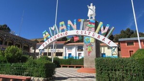 L'ingresso di un centro culturale con un arco colorato e una statua.
