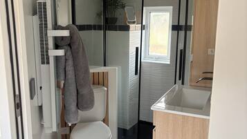 Toallas, jabón, papel de baño