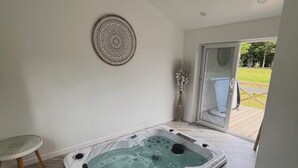 Interior - Equi Lodge Jacuzzi in the heart of the forest near Disney (La Houssaye-en-Brie)