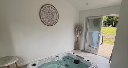 Equi lodge Jacuzzi a coeur de la foret proche Disney