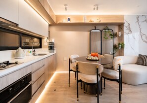 Apartamento superior, balcón, vistas a la ciudad | Cocina privada