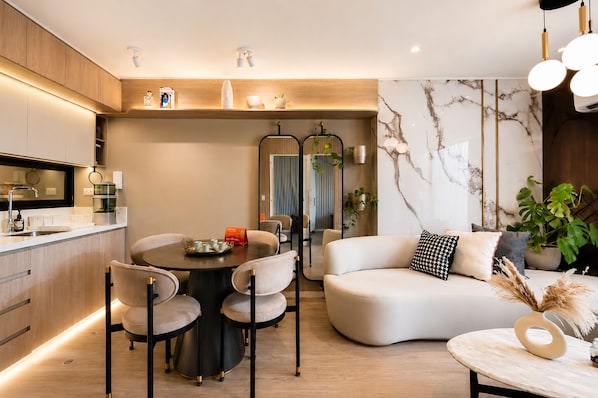 Appartement supérieur, balcon, vue sur la ville | Aire de séjour
