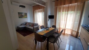 A dining area with a table, chairs, and a sofa. - Il Fiorino di Santa Croce, 5 minutes from Santa Croce (Firenze)
