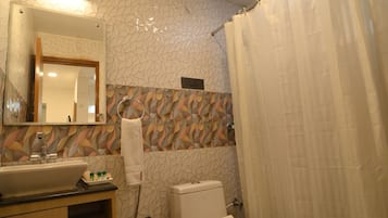 Chambre Double Deluxe | Salle de bain | Douche, articles de toilette gratuits, serviettes fournies, savon