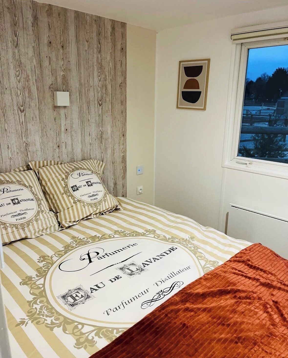 WiFi, bed sheets