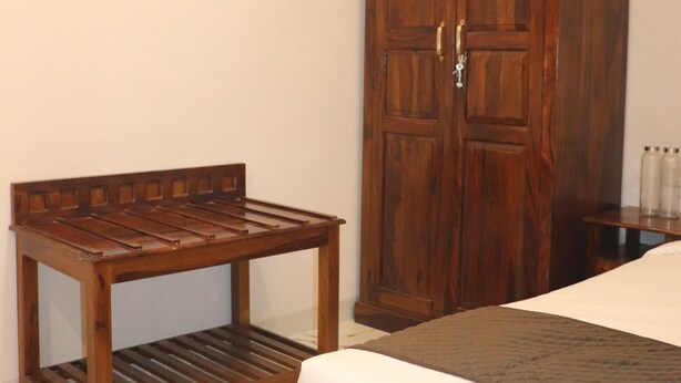 Ein Schlafzimmer mit einem hölzernen Bett, einem Nachttisch und einem Schrank aus Holz.
