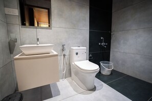 Phòng đôi, 1 giường đôi, ban công, quang cảnh vườn | Phòng tắm | Buồng tắm vòi sen, giấy vệ sinh 