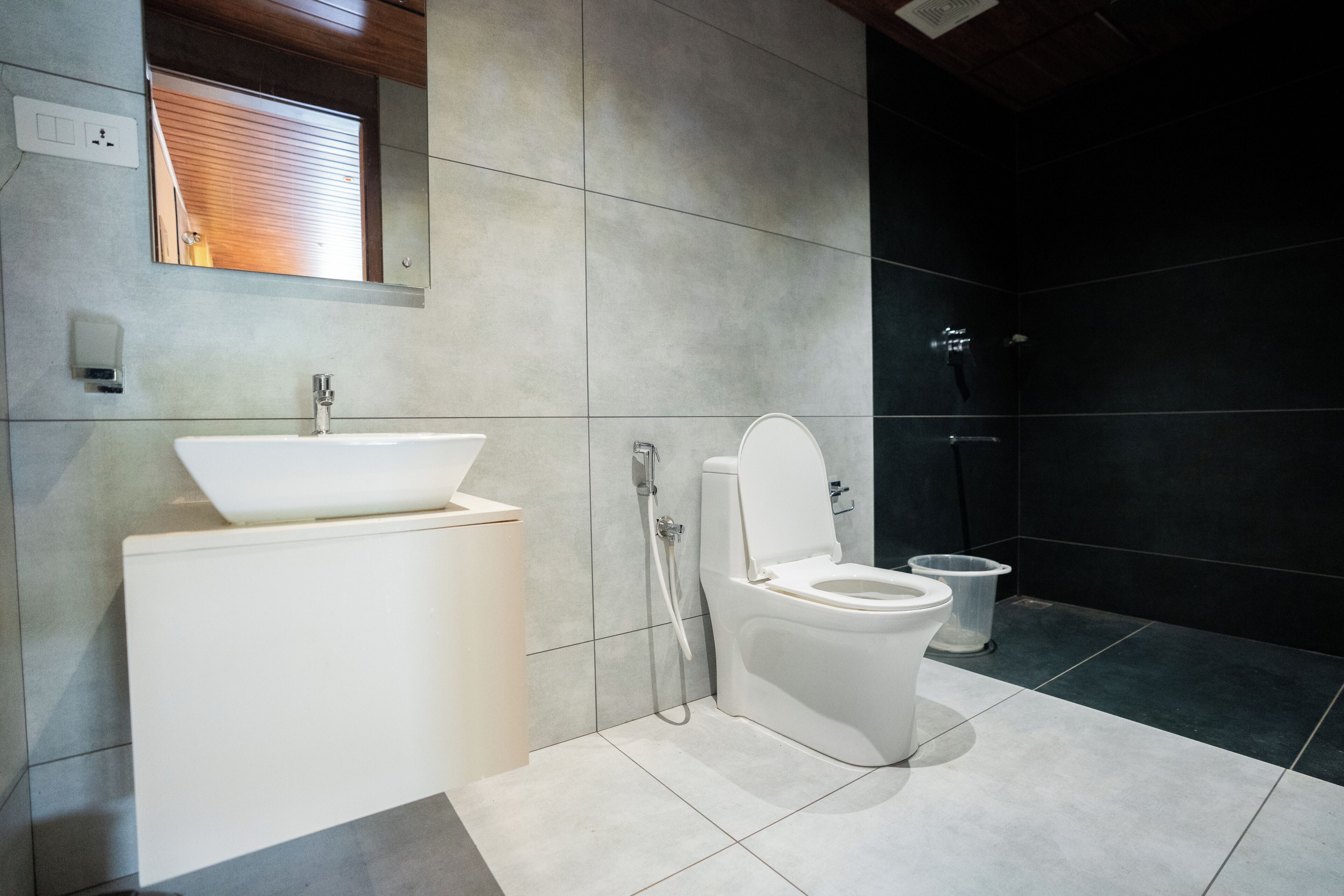 Doppelzimmer, Balkon, Seeblick | Badezimmer | Dusche, Toilettenpapier