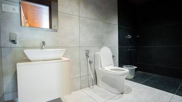 Doppelzimmer, Balkon, Seeblick | Badezimmer | Dusche, Toilettenpapier