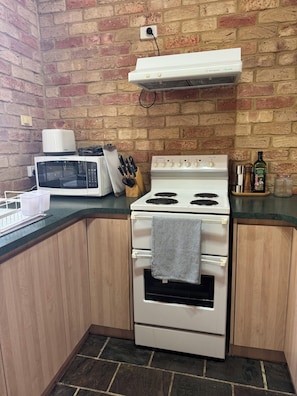 Private kitchen - Gumnut Cottage - 2BR Cottage, walk to beach and town, Linen & Wifi incl (Dunsborough)