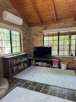 Interior - Gumnut Cottage - 2BR Cottage, walk to beach and town, Linen & Wifi incl (Dunsborough)
