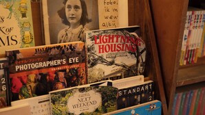 Eine Buchauslage mit verschiedenen Titeln und Covern, darunter 'LIFE', 'PHOTOGRAPHER'S EYE' und 'LIGHTNING HOUSING'.