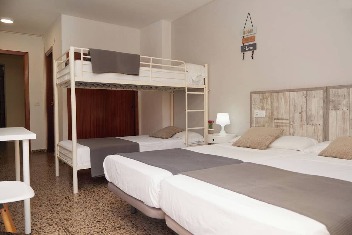 Habitación cuádruple familiar, balcón, vista a la ciudad | Escritorio, camas extra, wifi gratis y ropa de cama