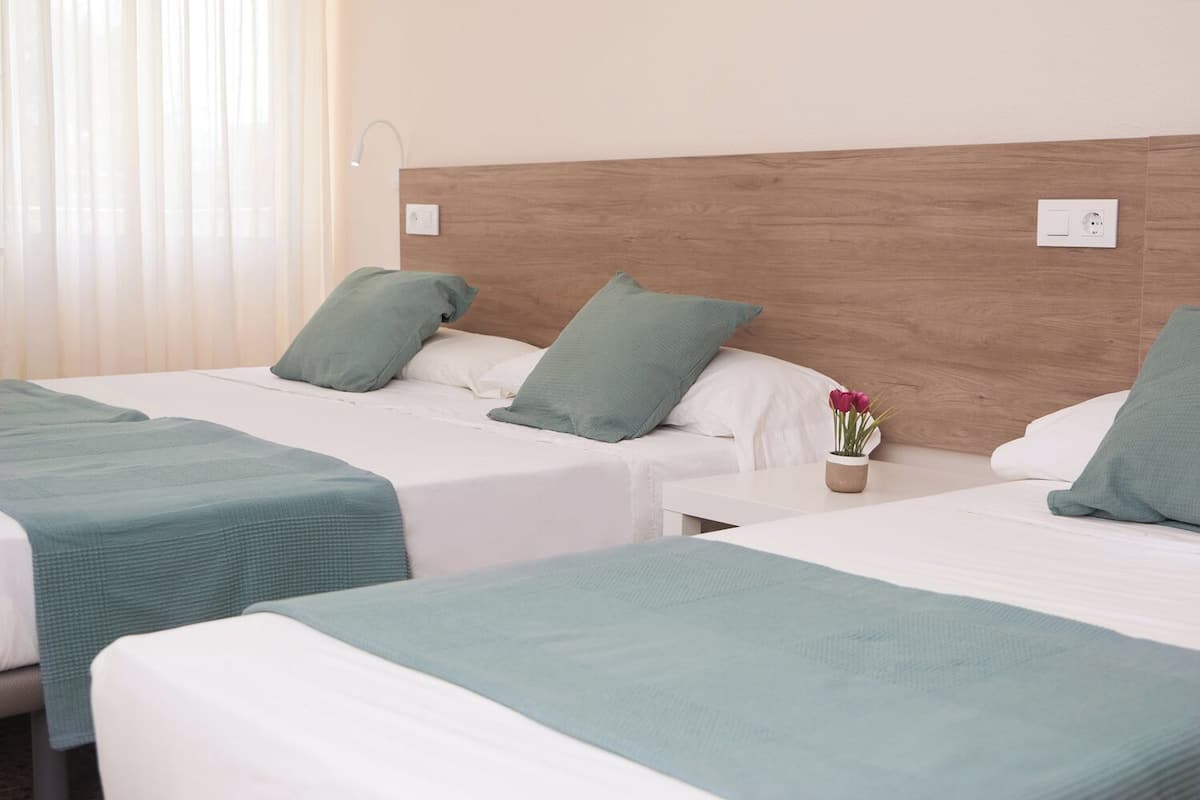 Habitación triple, balcón, vista a la ciudad | Escritorio, camas extra, wifi gratis y ropa de cama