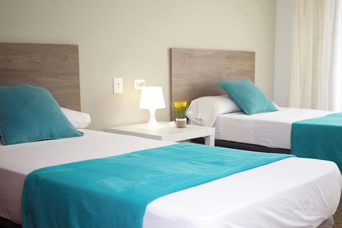 Habitación con 1 cama matrimonial o 2 individuales | Escritorio, camas extra, wifi gratis y ropa de cama