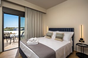 Habitación de hotel con cama, vista al exterior y una mesa con sillas.