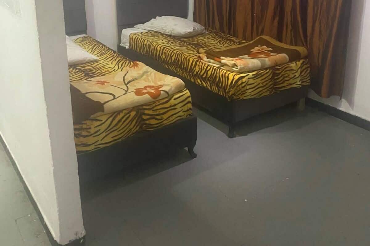 Laptop workspace, free WiFi, bed sheets