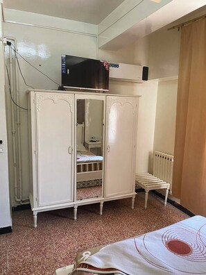 Espace de travail pour ordinateur portable, Wi-Fi gratuit, draps fournis