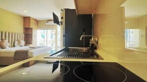 Een koffiezetapparaat/waterkoker, een koelkast, een magnetron