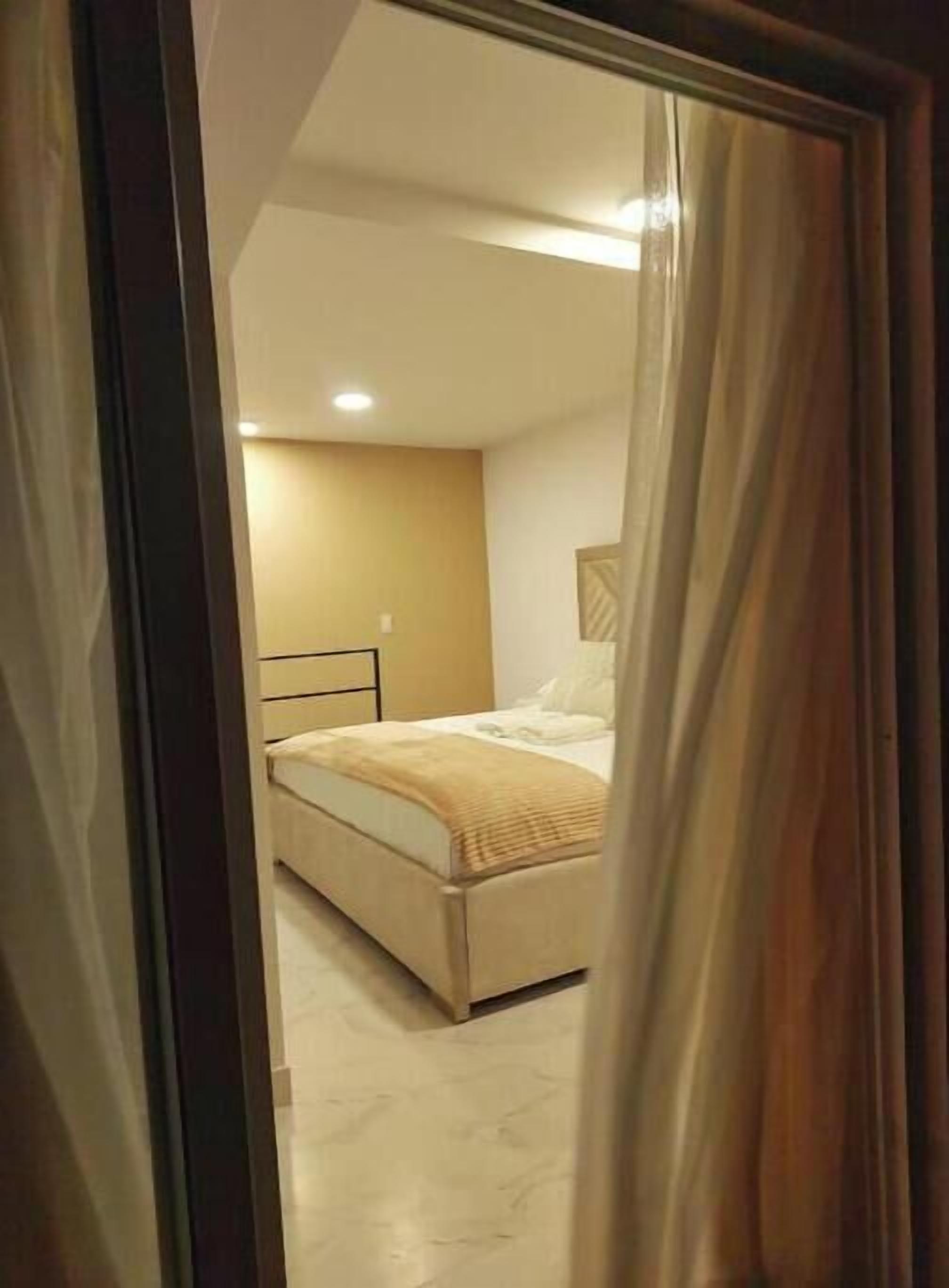 1 dormitorio, tabla de planchar con plancha, wifi y ropa de cama
