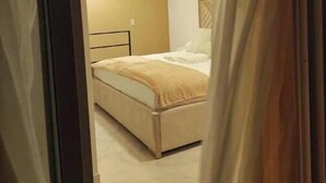 1 bedroom, iron/ironing board, WiFi, bed sheets - S1 Beautiful private suite with balcony, kitchen, TV, and bathroom; king-size bed (Montañita)