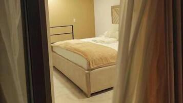 1 dormitorio, tabla de planchar con plancha, wifi y ropa de cama