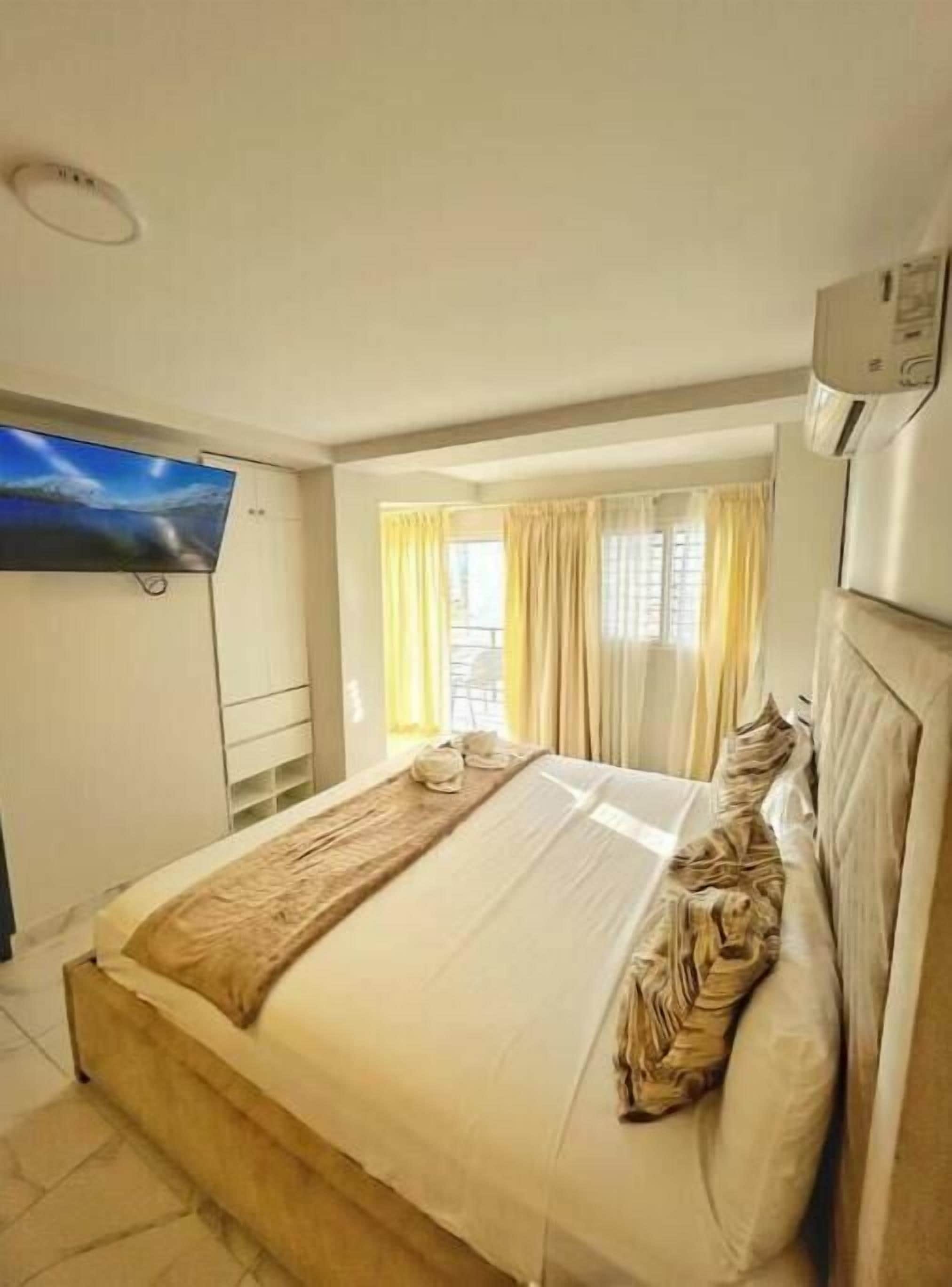 Tabla de planchar con plancha, wifi, ropa de cama