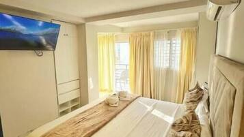 Tabla de planchar con plancha, wifi, ropa de cama