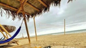 On the beach - S1 Beautiful private suite with balcony, kitchen, TV, and bathroom; king-size bed (Montañita)