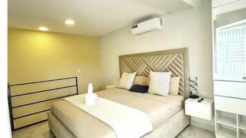 Tabla de planchar con plancha, wifi, ropa de cama
