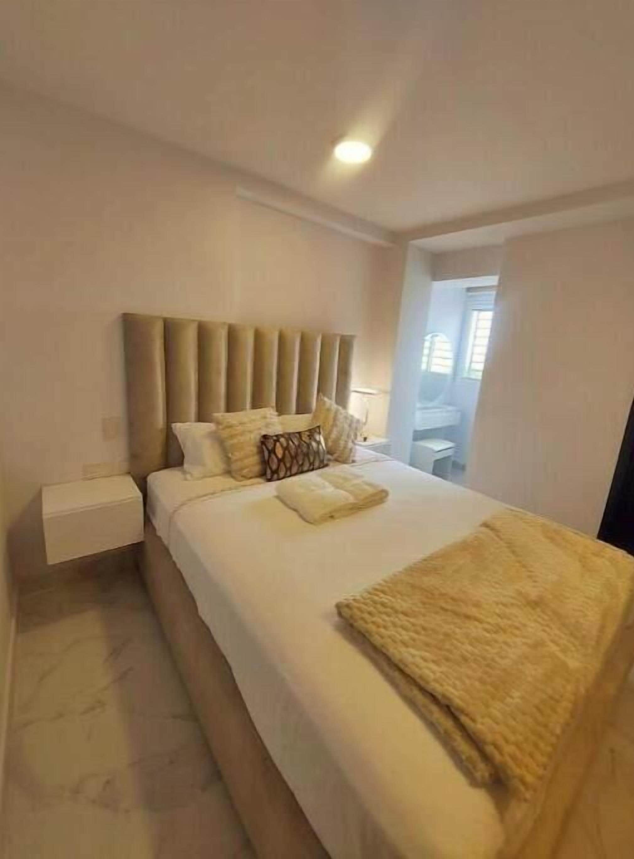 Tabla de planchar con plancha, wifi, ropa de cama
