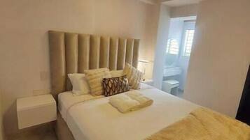 Tabla de planchar con plancha, wifi, ropa de cama