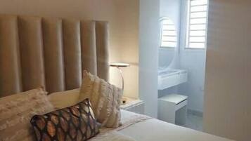 Tabla de planchar con plancha, wifi, ropa de cama