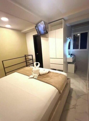 S5 Suite with bathroom, kitchen, TV, Wi-Fi, and a pool with a hot tub