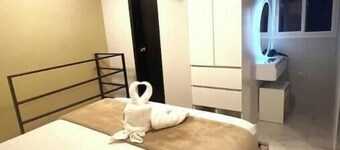 S5 Suite with bathroom, kitchen, TV, Wi-Fi, and a pool with a hot tub