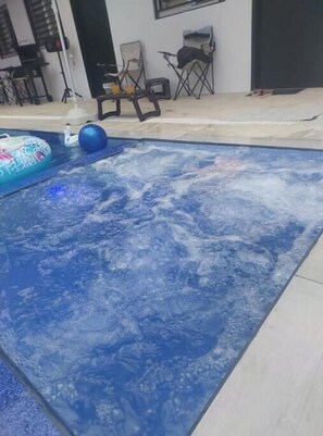 Pool - S5 Suite with bathroom, kitchen, TV, Wi-Fi, and a pool with a hot tub (Montañita)