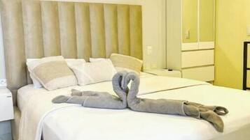 Tabla de planchar con plancha, wifi, ropa de cama