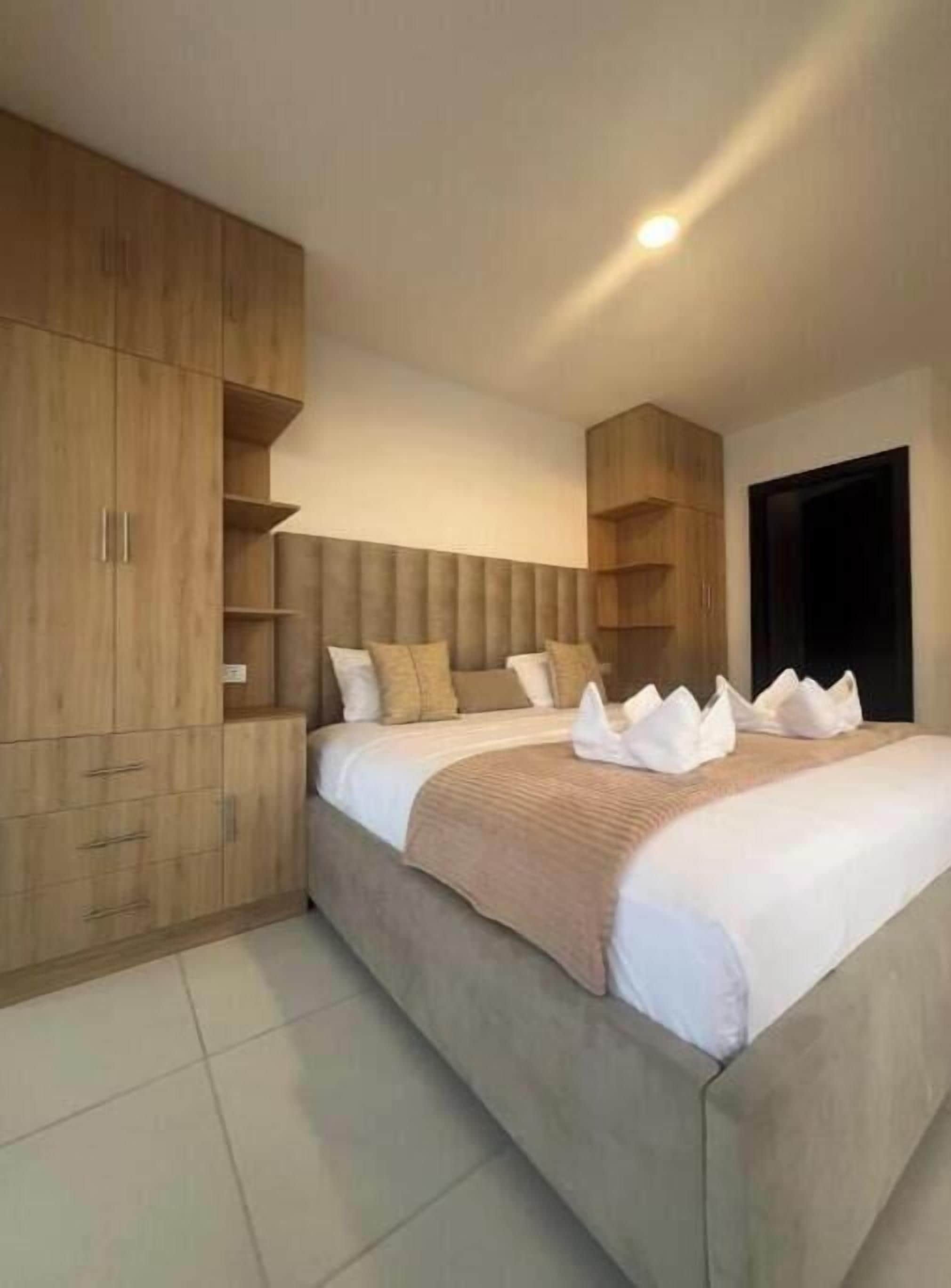 Tabla de planchar con plancha, wifi, ropa de cama
