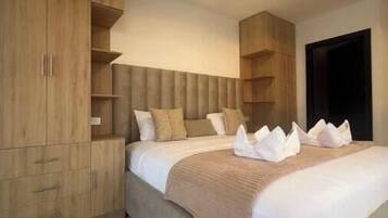 Tabla de planchar con plancha, wifi, ropa de cama