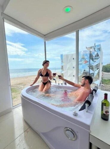 S13 Jacuzzi with Ocean View • Private Balcony • King-Size Bed
