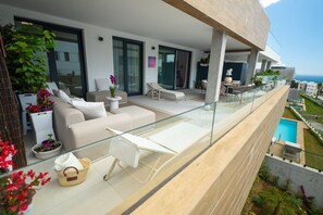 Terrace/patio - Luxury 2-Bedroom Apartment with Ocean View in Marbella, Altos de los Monteros (Marbella)